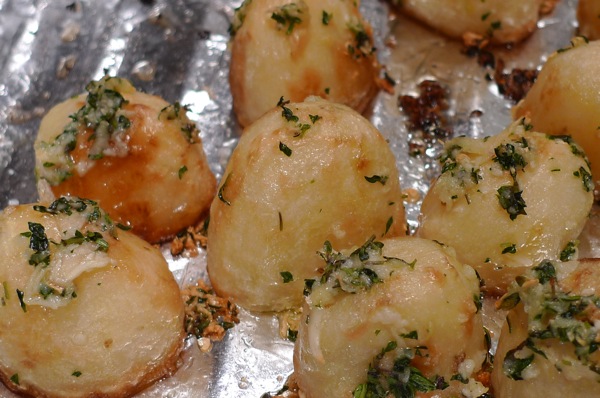 roast-potatoes-with-thyme-and-garlic